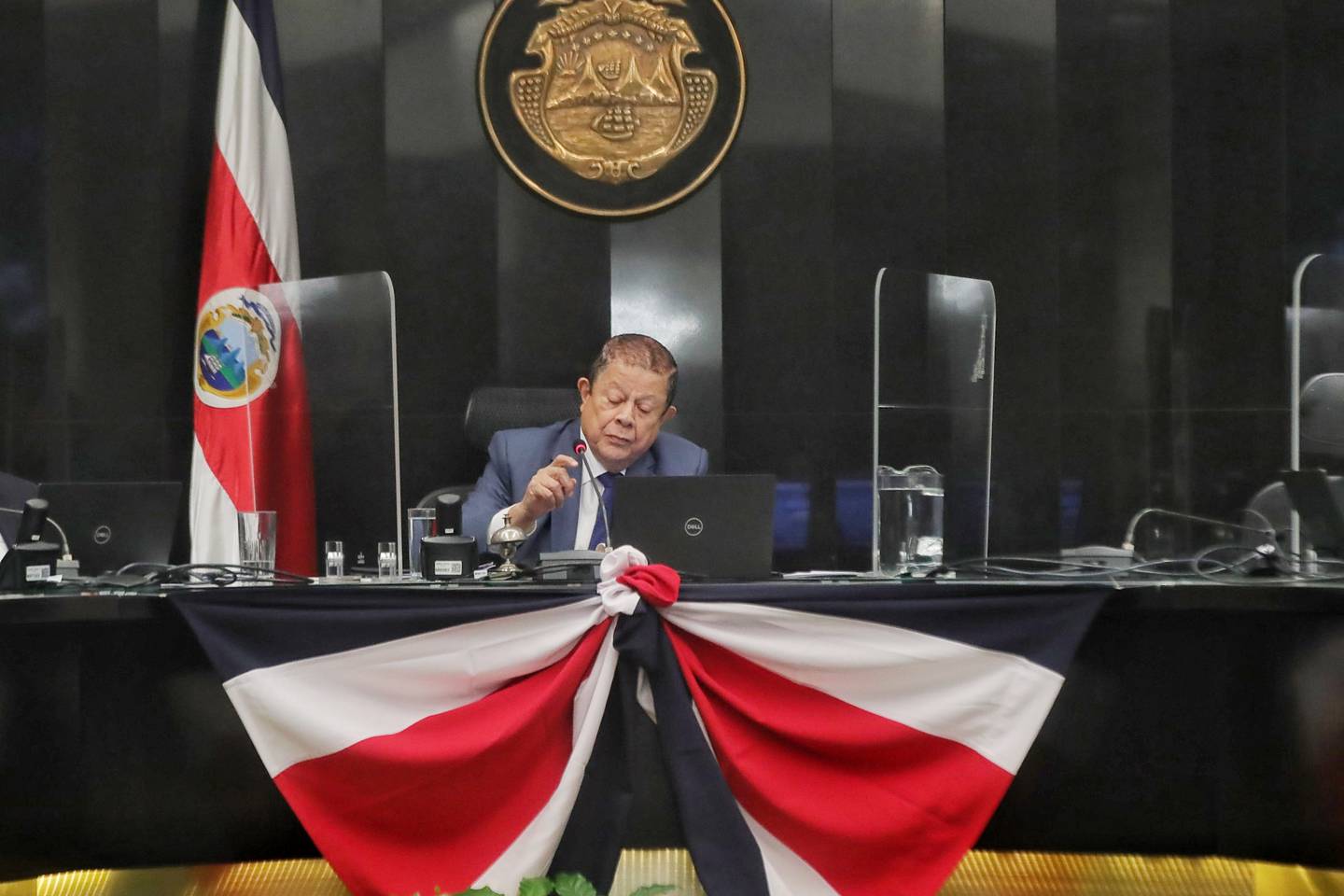 Imagen que contiene tabla, interior, hombre, frente
Descripción generada automáticamente